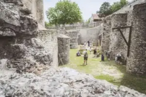 Látogatók játszanak a középkori ügyességi fajátékokkal a Hadfi Vándorjátszótér szabadtéri programján Pápán és a Dunántúlon.