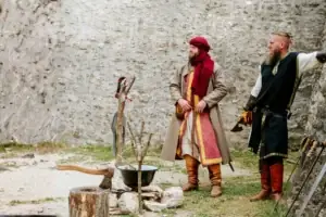 Két középkori hagyományőrző harcos fegyverekkel és tábortűzzel Nagyvázsonyban a Hadfi Középkori Vándorjátszótér programján.